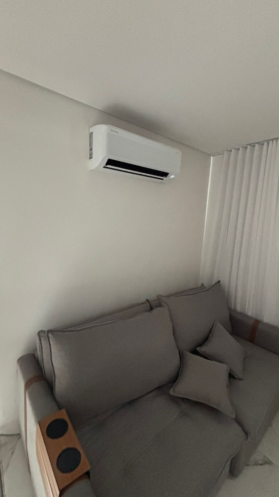 Instalação de ar-condicionado realizada pela RF Clima — Sala de estar